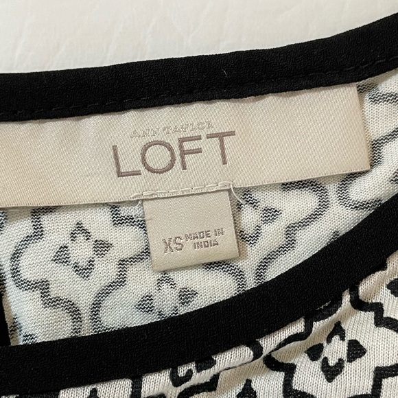 ANN TAYLOR LOFT Black White Geometric Print Bell Sleeve Keyhole Back Top XSmall - Picture 7 of 7